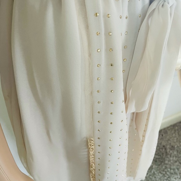 Cream and gold belted, light-weight dress with gold chain embedded on the seams. - Picture 7 of 9